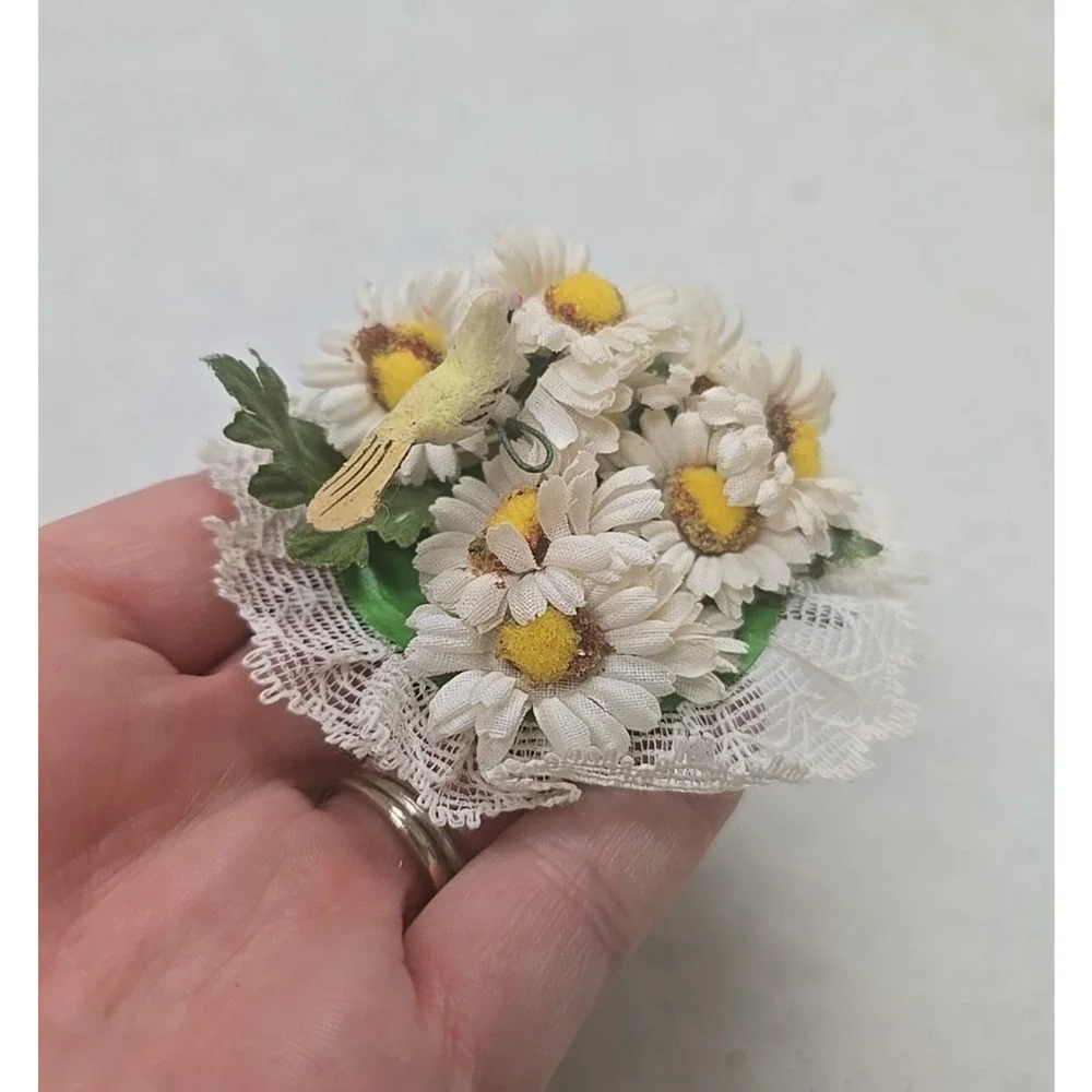 Vintage 1960s White Miniature Birds Daisies‎ Flower Bouquet Fashion Pin Brooch